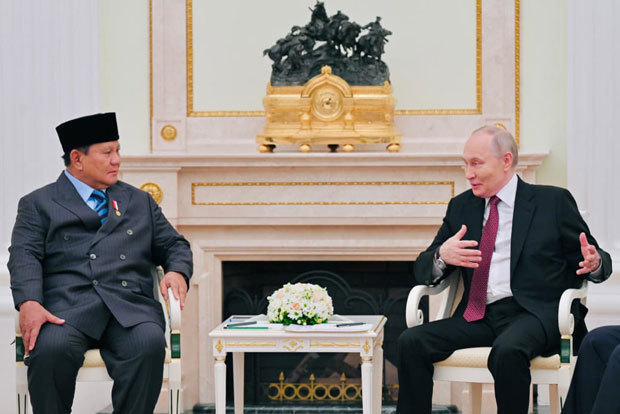 会談するインドネシアのプラボウォ大統領（左）とロシアのプーチン大統領＝10日、ロシア・モスクワ（大統領府提供）