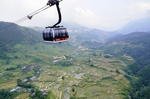 ベトナム北部サパに広がる棚田とロープウエー＝10月（共同）