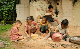 カンボジア国内の村に住む子どもたち＝2012年（ニョニュム提供）