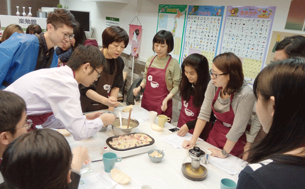 「楽勉館」での一番人気の活動は「たこ焼き体験クラス」（筆者撮影）