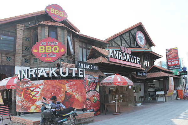 今年１月にホーチミン市７区にオープンした安楽亭のベトナム１号店。ベトナム中部の古民家をイメージした建物は、もともと飲食店として使用されていた