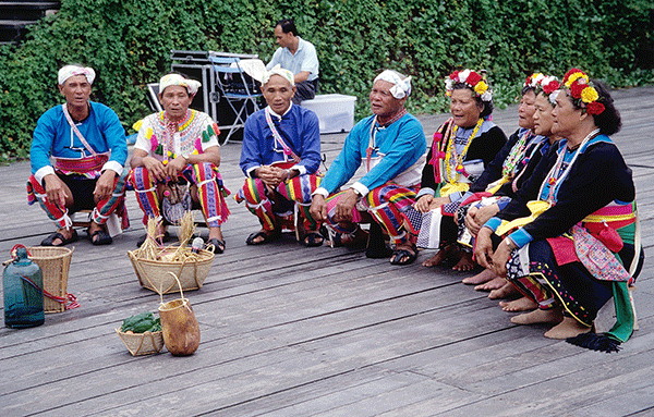 台湾東部の平野部に暮らすアミ族の人々。こういった伝説の調査と取材は年々難しくなっている。部族文化の継承は大きな課題となっている。