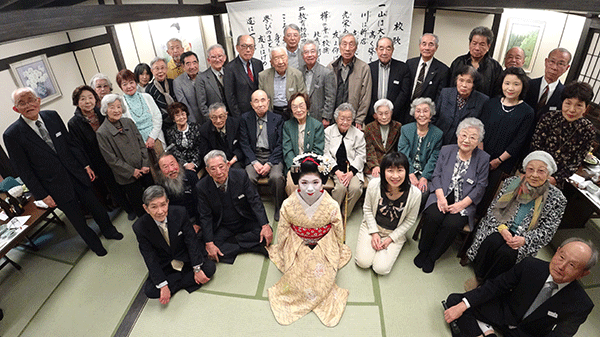 同窓会の様子。樺山小学校は1941（昭和16）年、国民学校令により、台北市樺山国民学校と改名されている。この地域は初代台湾総督樺山資紀にちなんで樺山町と呼ばれていた。