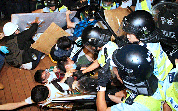 香港警察と衝突するデモ隊。雨傘運動は世界にも衝撃を与えた＝アドミラルティー（ＮＮＡ撮影）
