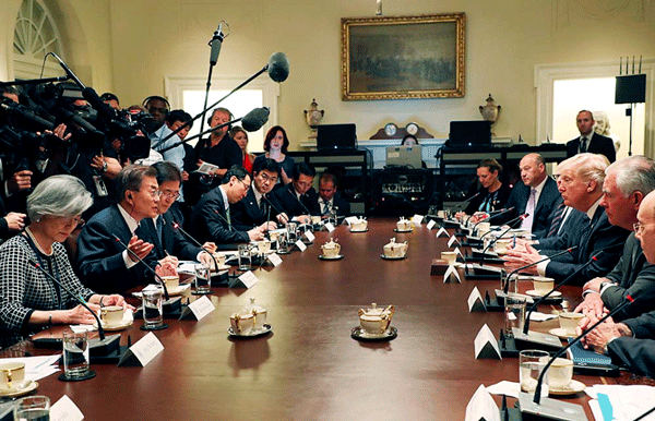 トランプ米統領は６月の首脳会談で、文在寅大統領に対し、米韓ＦＴＡの再交渉を要求していた＝６月30日（現地時間、青瓦台提供）