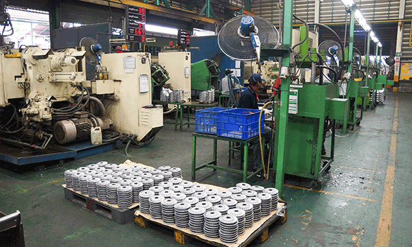 月間約140トン相当のアルミダイカスト部品を製造する工場＝11日、東部ラヨン県（ＮＮＡ撮影）