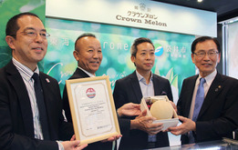 クラウンメロンを香港に売り込んだ袋井市の原田市長（右端）。ジェトロは東海堂に、日本産食材のサポーター店の認定証を授与した＝26日、セントラル（ＮＮＡ撮影）