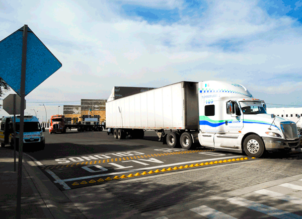 メキシコ・グアナフアト州でトヨタが新設する工場近くにある工業団地ではトラックが頻繁に出入りする（ＮＮＡ撮影）
