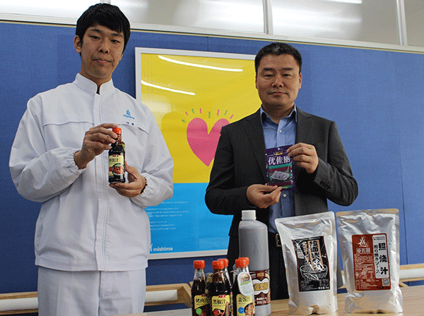 多彩な商品を展開する大連三島食品の韓仲慶総経理（右）と村重卓総経理助理