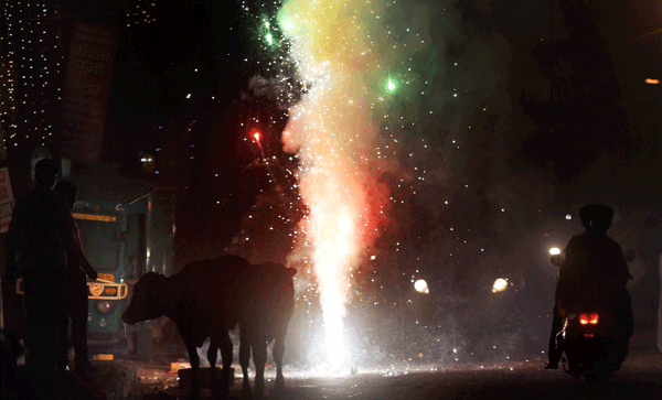 大量の花火や爆竹がディワリの大気汚染の原因とされる＝19日、ニューデリー（ＰＴＩ通信）