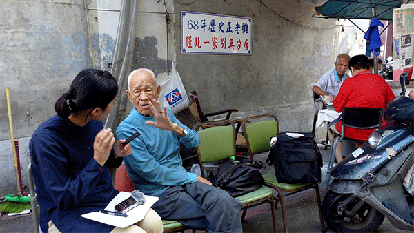 天天饅頭は今年、68年目を迎える。現在は代替わりしているが、屋台の正面には「日本饅頭」の文字が誇らしげに記されている。午後には簡さん自身が店にやってくる。