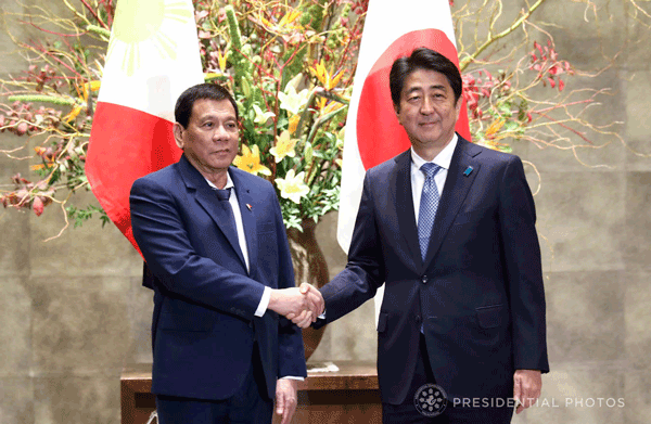 官邸でドゥテルテ大統領（左）を出迎える安倍首相＝10月30日、東京（大統領広報推進戦略企画局＝ＰＣＯＯ）