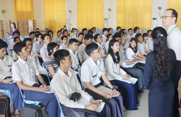 講座についてガイダンスを受ける学生ら＝15日、ヤンゴン郊外（ＮＮＡ）