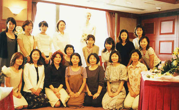 2001年６月、日本人倶楽部でアートフラワー展示会の前日。幸子さんは前列中央（幸子さん提供）

