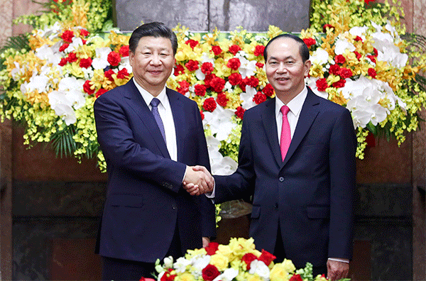 習近平国家主席（左）はベトナムを訪問し、チャン・ダイ・クアン国家主席（右）と会談した＝13日、ハノイ（新華社）