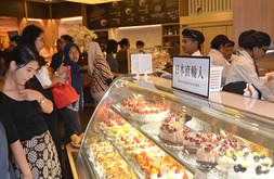 日本直輸入の菓子を販売するシャトレーゼ１号店＝24日、ジャカルタ（ＮＮＡ撮影）