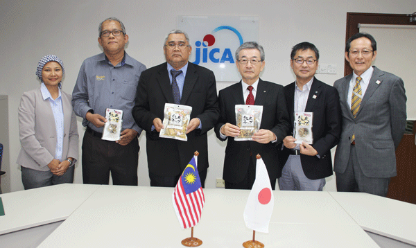 ハラル対応サケ皮チップの生産でＯＥＭ契約を結んだ江戸屋の塩野谷社長（右から３人目）ら＝24日、クアラルンプール（ＮＮＡ撮影）