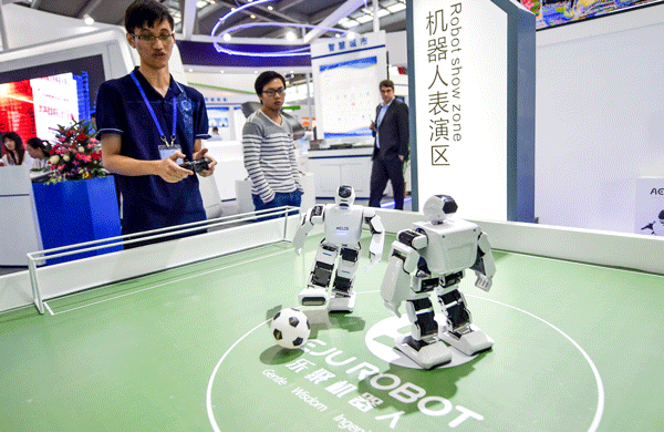 深セン市で11月16日～21日に開催されたハイテク製品の見本市「中国国際高新技術成果交易会」には、深センのスタートアップ企業も参加。写真はサッカーをする人型ロボットを出展した楽聚機器人のブース（新華社）
