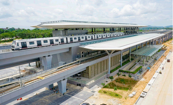 今年７月に全面開業したＭＲＴ１号線の駅舎と車両（ＭＲＴ社提供）