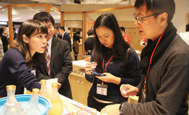 香港の食品見本市「フードエキスポ」に今年出品した日本食品企業向けのフォローアップ商談会が開かれ、出展６社は香港の流通業者に商品を売り込んだ＝５日、尖沙咀（ＮＮＡ撮影）