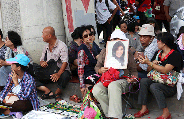前首相の判決公判が予定されていた日には多くの支持者が集まった＝８月25日、バンコク（ＮＮＡ撮影）
