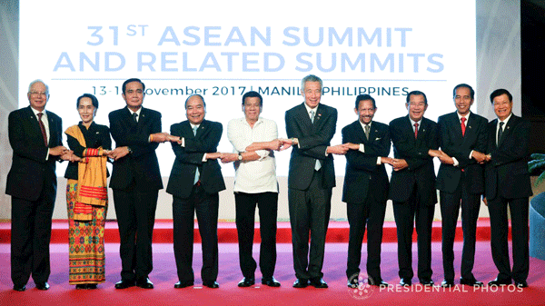 ＡＳＥＡＮ首脳会議で各国のリーダーと手をつなぐドゥテルテ大統領（左から５人目）＝11月13日、マニラ首都圏（大統領府）