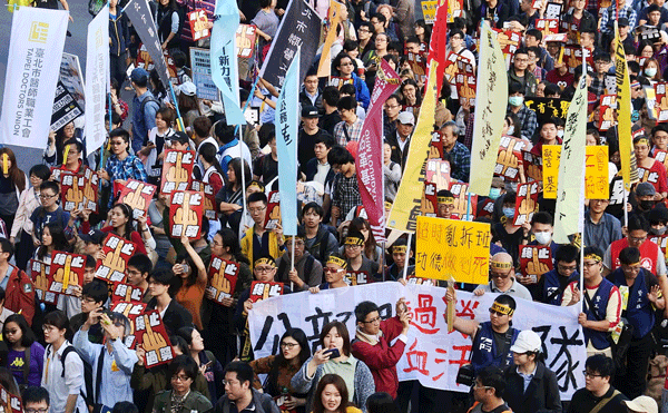 労基法の再改正に反対し、行政院前で抗議活動を繰り広げる労働者＝台北（ＮＮＡ撮影）