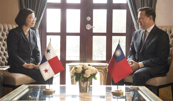 蔡総統と会見するバレーラ大統領。この会見から１年を待たず、バレーラ大統領は台湾との断交を宣言した＝16年６月、パナマシティー（総統府提供） 