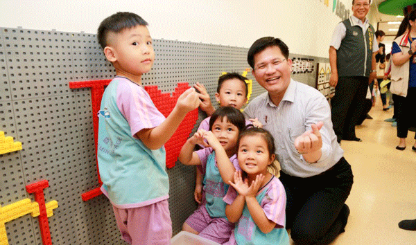 台中市の林市長（右）は、手厚い子育て支援などが人口増をもたらしているとアピール（同市政府提供）