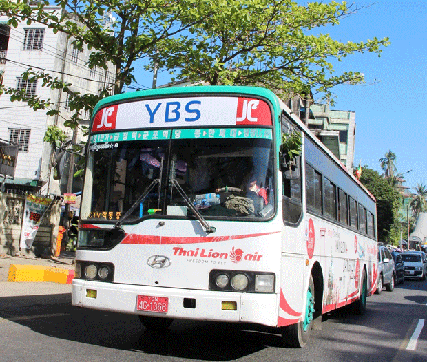 １月始まった新公共バスシステム「ヤンゴン・バス・サービス」（ＹＢＳ）＝１月、ヤンゴン（ＮＮＡ）
