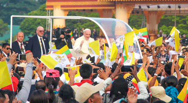 大規模ミサの会場で聴衆に手を振るローマ法王フランシスコ＝11月、ヤンゴン（ＮＮＡ）