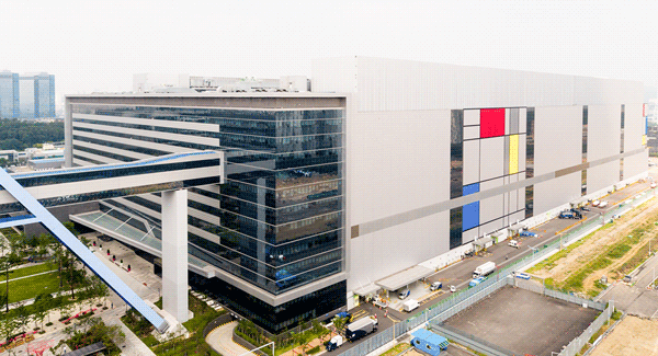 サムスン電子の華城工場。半導体のスーパーサイクルを追い風に大幅増益となった同社が、韓国経済の成長をけん引した（同社提供）