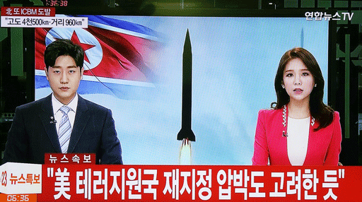 北朝鮮の弾道ミサイル発射を報じる韓国のテレビ画面。映っているのは過去のミサイル発射の映像＝11月29日（共同）