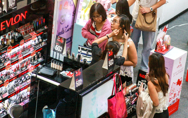 ショッピングモールの化粧品コーナー。女性たちは真剣な表情で商品を吟味している＝首都圏マンダルヨン市（ＮＮＡ撮影）