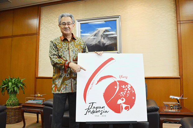 石井大使は、国交60周年記念ロゴマークにインドネシア人高校生の作品が選ばれた意義を強調する＝ジャカルタ（ＮＮＡ撮影）