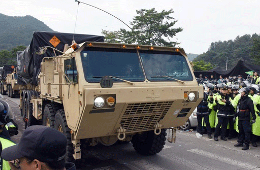 ＴＨＡＡＤの資材を積み、配備予定地に向かう米軍車両＝韓国南部星州（共同）
