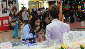 ショッピングセンターの化粧品売り場で口紅を試すミャンマー人＝20日、ヤンゴン（ＮＮＡ）
