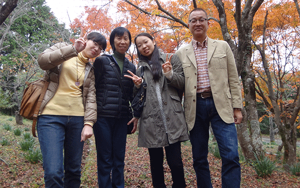 14年11月、福岡の湧水千石の郷を訪れた堀さんファミリー（堀さん提供）