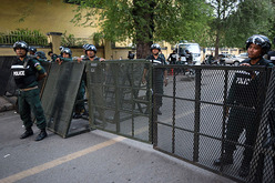 最高裁に通じる道は柵で封鎖され、警官などによって入場制限された＝プノンペン（ＮＮＡ撮影）