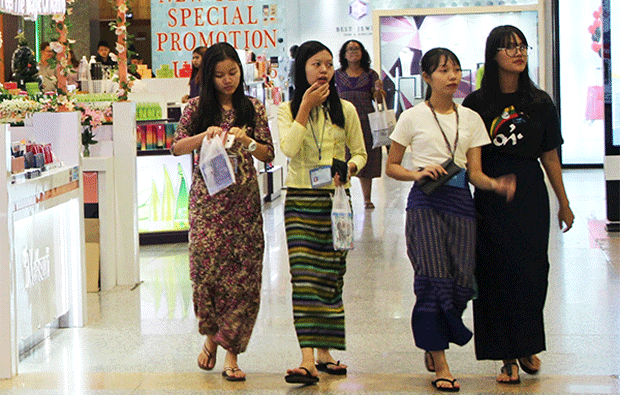 ヤンゴンはいまも伝統的なタナカ（白粉）やロンジー（巻きスカート）を身に付けた女性が多い＝20日、ヤンゴン（ＮＮＡ）
