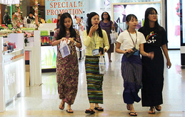 ヤンゴンはいまも伝統的なタナカ（白粉）やロンジー（巻きスカート）を身に付けた女性が多い＝20日、ヤンゴン（ＮＮＡ）

