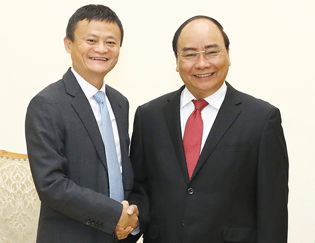 アリババの馬雲会長（左）とベトナムのフック首相。馬会長はベトナムの起業家を支援していく意向を示した＝2017年11月、ハノイ（ＶＮＡ＝ＮＮＡ）