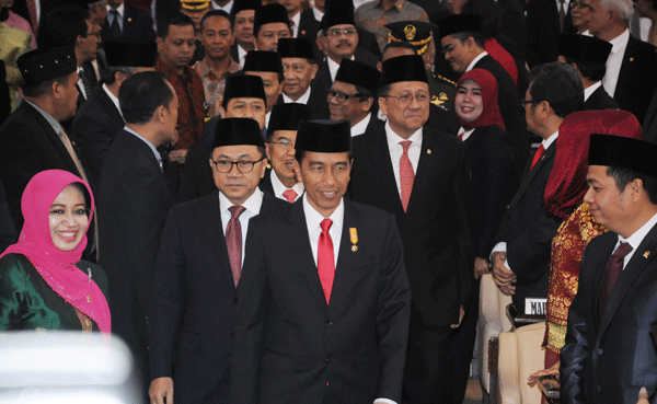 インドネシアのジョコ大統領（写真中央）周辺は、ＴＰＰ参加に前向きとされる（インドネシア国会提供）