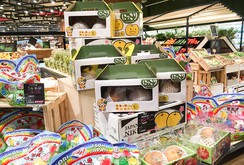 地場スーパーマーケットに並ぶ日本産の果物。マレーシアの消費者が日本産品に触れる機会は増加している＝クアラルンプール（ＮＮＡ撮影）