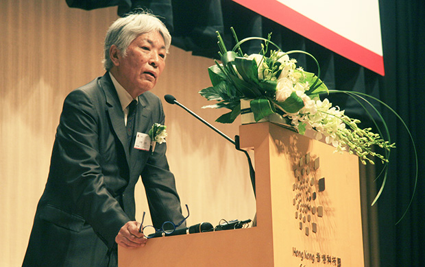 14年11月、香港で開かれた和僑世界大会で基調講演する会長の荻野さん（香港和僑会提供）
