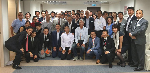 14年８月、香港和僑会の尖沙咀オフィス開設時。荻野さんは前列中央の白髪の人物（香港和僑会提供）