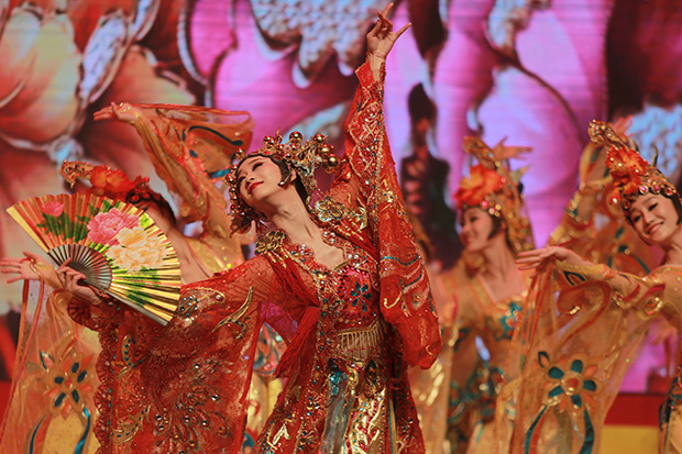 フィリピンで中国歌劇舞劇院による公演が行われた＝５日、マニラ（新華社）