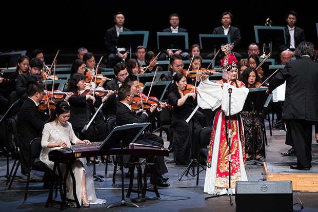 中国国家交響楽団がマレーシアのクアラルンプールで公演。同国の音楽家も演奏に加わり、聴衆を魅了した＝17日（新華社）