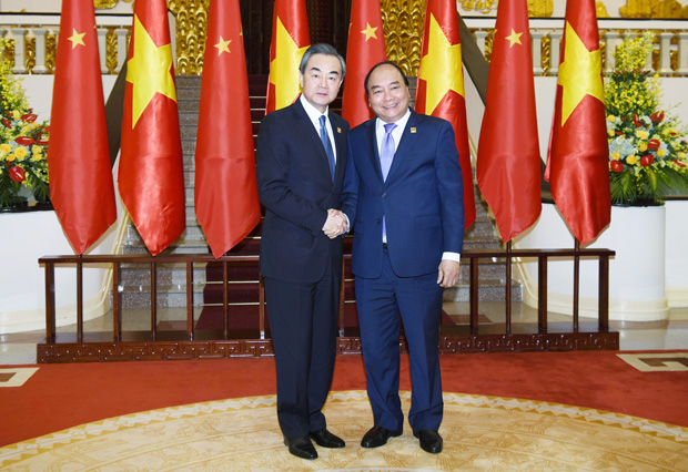 王毅外相（左）が訪越し、グエン・スアン・フック首相（右）と会談した＝１日、ハノイ（新華社）
