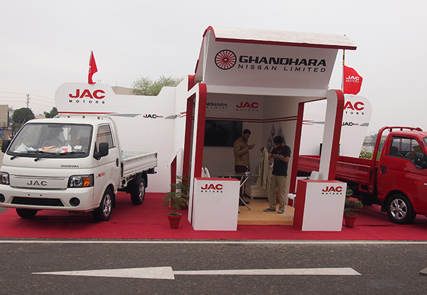 ガンダーラ日産は現在、中国「ＪＡＣ」ブランド車を生産している＝３月、ラホールのオートショー会場（ＮＮＡ撮影）
